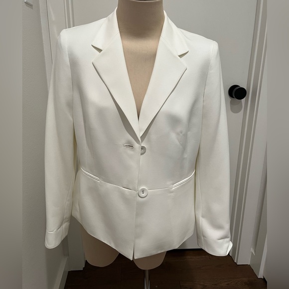 Kasper Jackets & Blazers - Kasper Crepe 2 Button White Blazer with Back Pleats